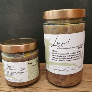Zwei Gläser Lungauer Rindfleischsulz im Hofladen-Stil, regionale Spezialität aus dem Lungau