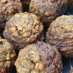 Frisch gebratene Lungauer Fleischbällchen aus regionalen Zutaten, Spezialität aus dem Hofladen