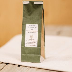 Grüne Papiertüte Bio Aronia-Tee vom Zehnerhof, regionale Spezialität aus dem Lungau