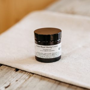 Gelee Royal Honig Creme im Glas, regionale Naturkosmetik aus dem Lungau auf Holztisch