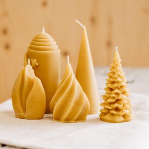 Fünf handgefertigte Bienenwachskerzen in verschiedenen Formen aus regionaler Produktion Lungau