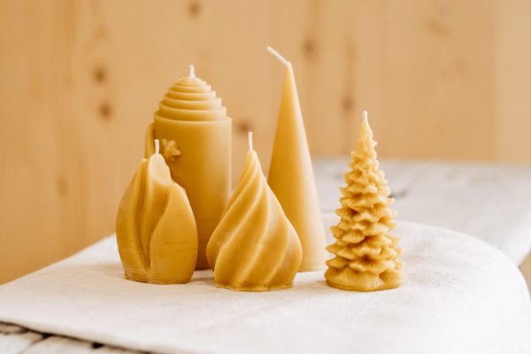 Fünf handgefertigte Bienenwachskerzen in verschiedenen Formen aus regionaler Produktion Lungau