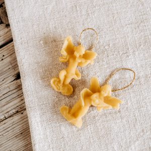 Zwei handgemachte Engelfiguren aus Bienenwachs auf Leinentuch, regionale Lungauer Spezialität