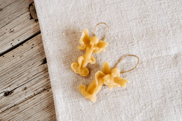 Zwei handgemachte Engelfiguren aus Bienenwachs auf Leinentuch, regionale Lungauer Spezialität
