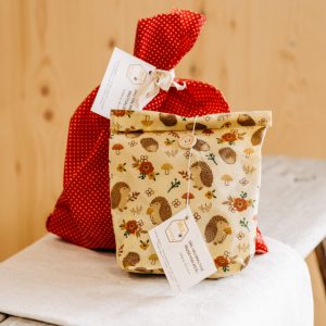 Zwei bunte Stoffbeutel mit umweltfreundlicher Verpackung, regional im Lungau gefertigt