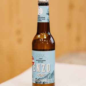 Flasche Enzo Alpin Bittergetränk auf weißem Tuch, regionale Spezialität aus dem Lungau
