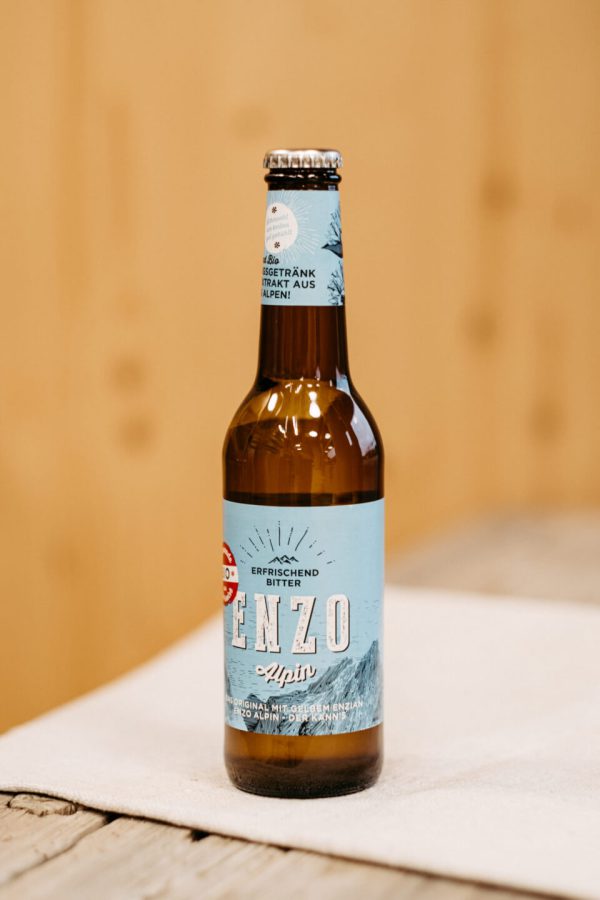 Flasche Enzo Alpin Bittergetränk auf weißem Tuch, regionale Spezialität aus dem Lungau