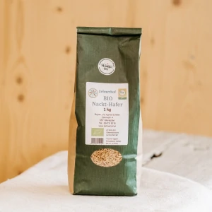 1-kg-Packung Bio Nackt-Hafer von Zehnerhof auf Holztisch, regionale Spezialität Lungau