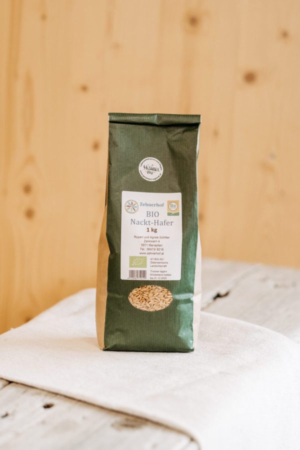 1-kg-Packung Bio Nackt-Hafer von Zehnerhof auf Holztisch, regionale Spezialität Lungau