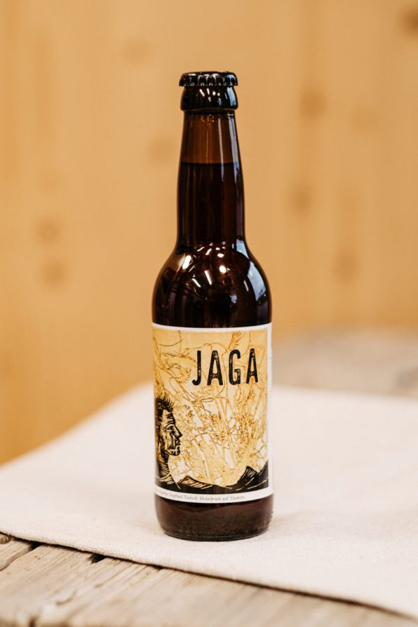 Braune Bierflasche JAGA mit regionalem Etikett, Hofladen Lungau, Spezialitäten aus der Region
