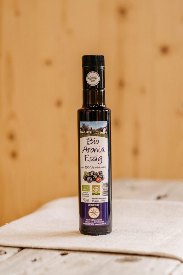 Flasche Bio Aronia Essig aus 100 % Aroniabeeren, regionales Produkt vom Zehnerhof Lungau