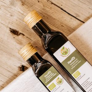 Zwei Flaschen Bio-Hanföl aus regionaler Produktion, Hofladen Lungauer Speis, nachhaltige Lebensmittel