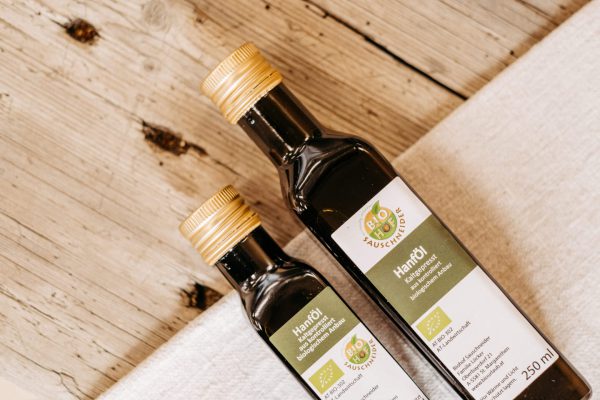 Zwei Flaschen Bio-Hanföl aus regionaler Produktion, Hofladen Lungauer Speis, nachhaltige Lebensmittel