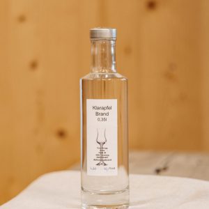 Flasche Klarapfelbrand 0,35l aus dem Lungau auf hellem Tuch, regionale Spezialität