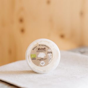 Becher Bio-Topfen Minimolk 250g aus regionaler Produktion, Hofladen Lungau, Naturholz-Hintergrund