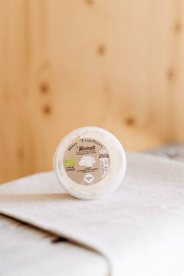 Becher Bio-Topfen Minimolk 250g aus regionaler Produktion, Hofladen Lungau, Naturholz-Hintergrund