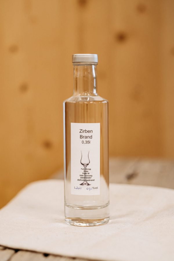 Flasche Zirbenbrand 0,35 l aus regionaler Lungauer Produktion auf Holzuntergrund, Spezialität