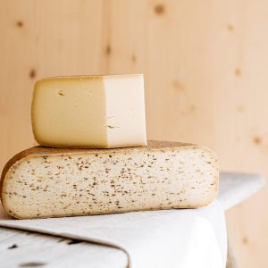 Lungauer Schnittkäse aus bäuerlicher Herstellung auf Holzbrett, regionale Spezialität