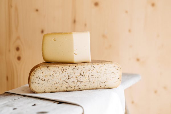 Lungauer Schnittkäse aus bäuerlicher Herstellung auf Holzbrett, regionale Spezialität