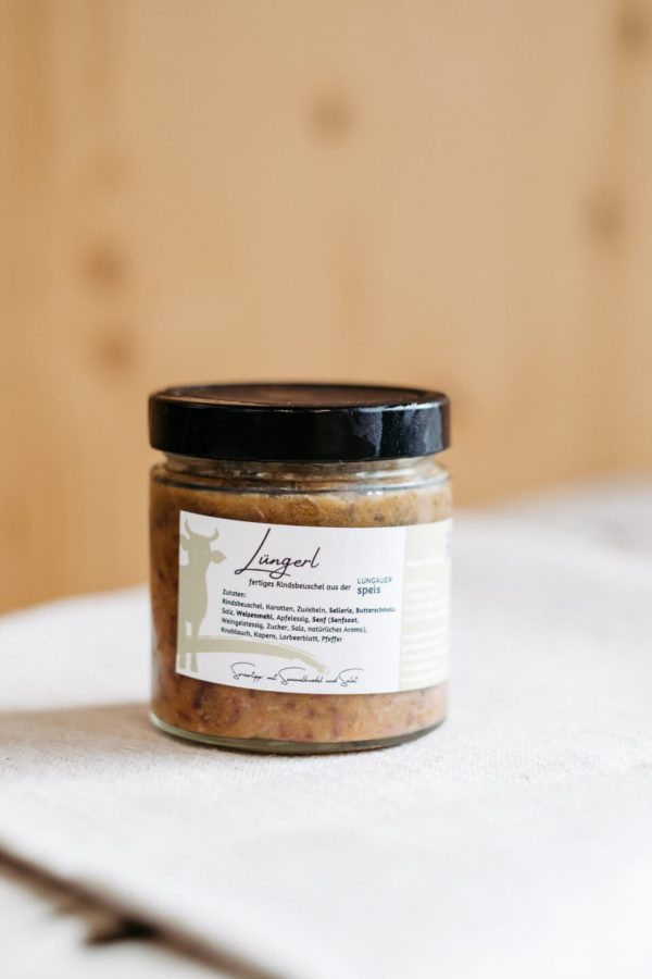 Glas mit Lungauer Lüngerl, fertiges Rindfleischgericht aus der Lungauer Speis, regionales Produkt