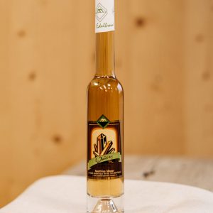 Flasche regionaler Edeldestillat Whisky aus Lungau, auf Holz, Spezialitäten Lungauer Speis