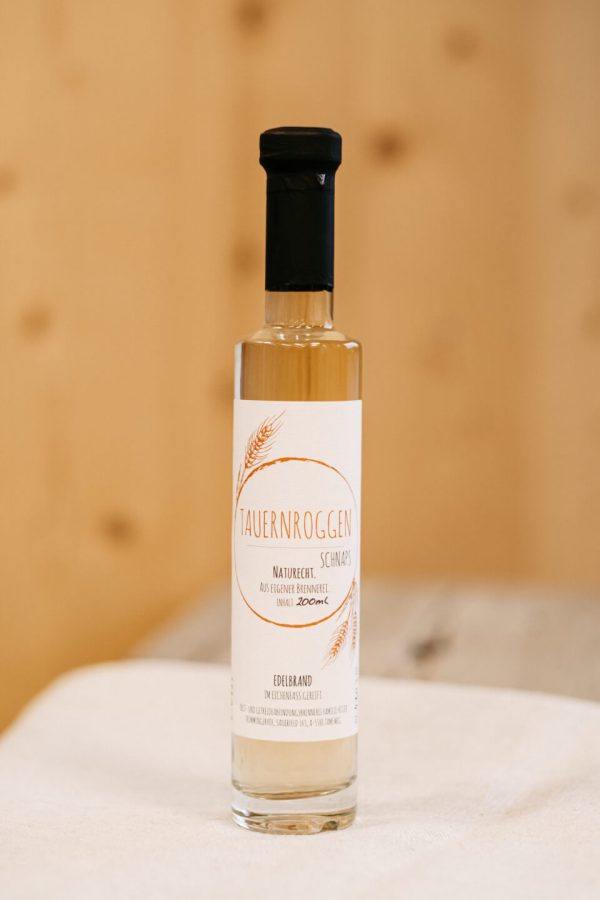 Flasche Tauernroggen Schnaps aus regionaler Lungauer Herstellung, Hofladen Spezialität