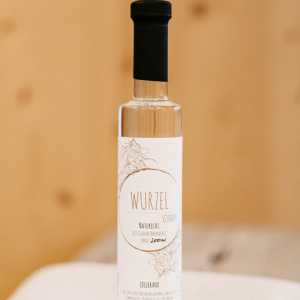 Flasche Lungauer Wurzelschnaps aus regionaler Brennerei, Spezialität im Hofladen Lungau