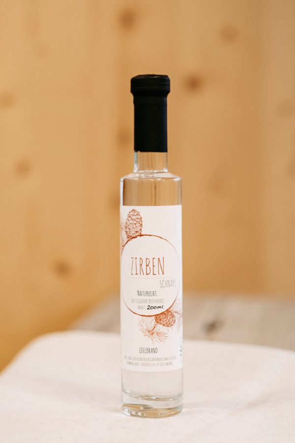 Flasche Zirben Schnaps aus dem Lungau, regionale Spezialität im Hofladen Lungauer Speis