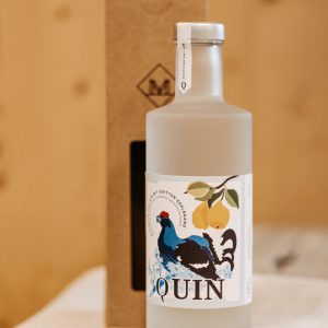 Flasche Quitten-Edelsbrand QUIN aus dem Lungau, regionale Spezialität vor Kartonverpackung