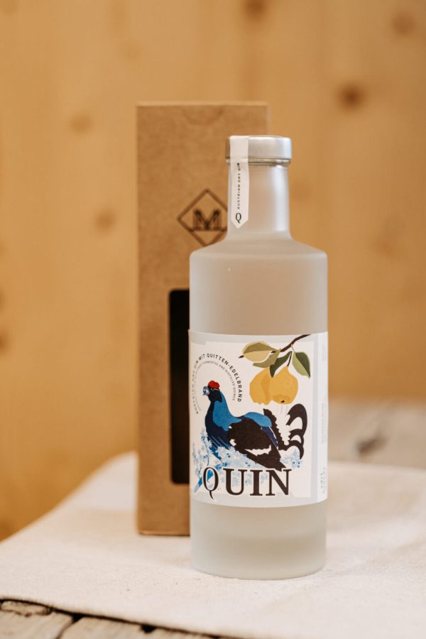 Flasche Quitten-Edelsbrand QUIN aus dem Lungau, regionale Spezialität vor Kartonverpackung