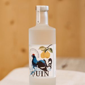 Flasche regionaler Quitten-Edelschnaps mit buntem Etikett, Spezialität aus dem Lungau