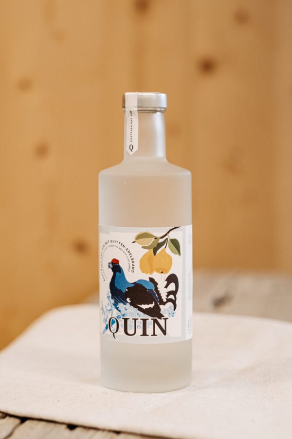 Flasche regionaler Quitten-Edelschnaps mit buntem Etikett, Spezialität aus dem Lungau