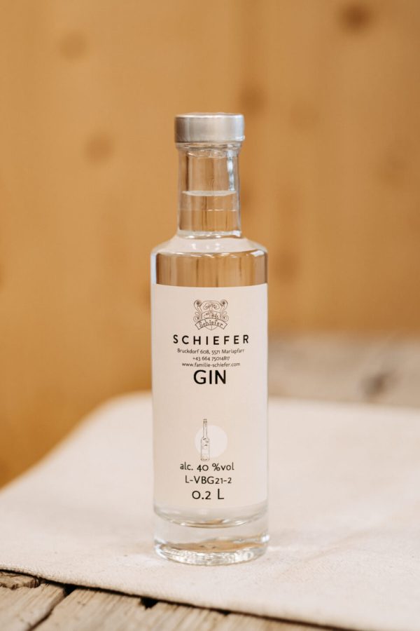 Kleine Ginflasche vom Bauernhof Schiefer, regionales Produkt aus dem Lungau, 0,2 l, 40 % Vol