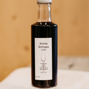Flasche Aronia Schnaps 0,35l von Fam. Dengg, regionale Spezialität aus dem Lungau