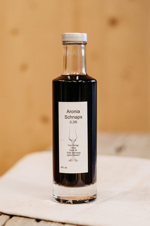 Flasche Aronia Schnaps 0,35l von Fam. Dengg, regionale Spezialität aus dem Lungau