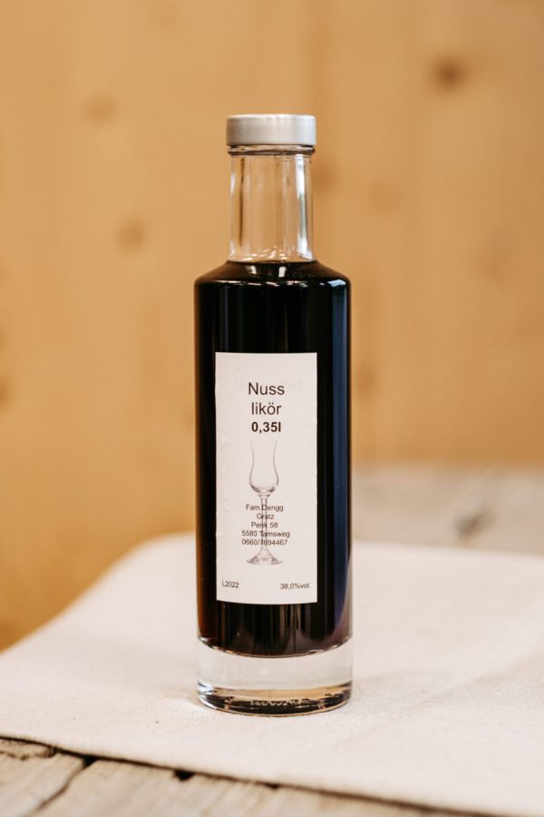Flasche regionaler Nusslikör 0,35 l aus dem Lungau, Spezialität im Hofladen Lungauer Speis