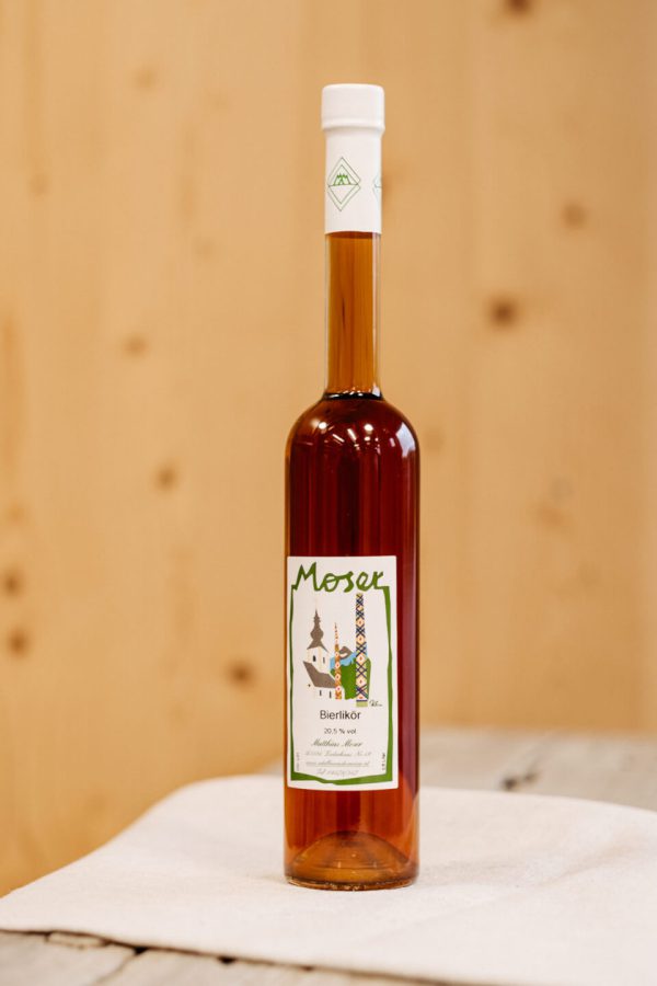 Braune Flasche Moser Bierlikör aus regionaler Lungauer Produktion auf weißem Tuch, Spezialität