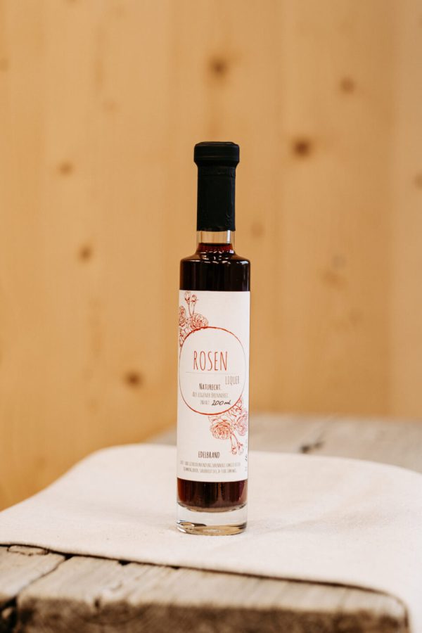 Flasche Rosenlikör aus dem Lungau, regional gefertigt, Spezialität im Hofladen Lungauer Speis