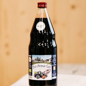 Glasflasche Bio-Aronia-Saft aus dem Lungau, regionale Spezialität vom bäuerlichen Familienbetrieb