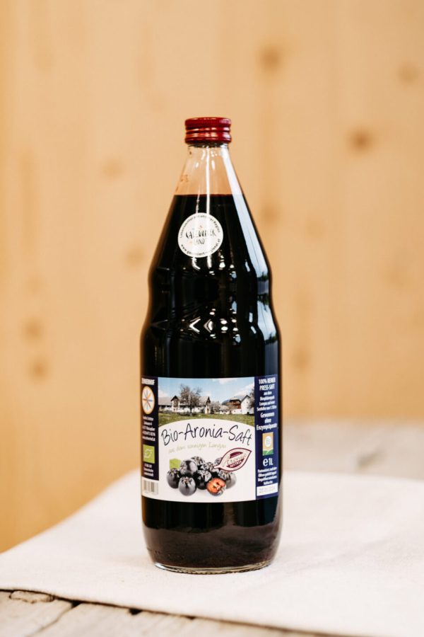 Glasflasche Bio-Aronia-Saft aus dem Lungau, regionale Spezialität vom bäuerlichen Familienbetrieb