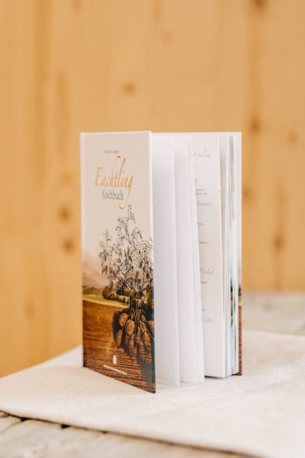 Stehendes Eachtling-Kochbuch mit Kartoffelillustration, regionale Lungauer Spezialitäten Rezepte