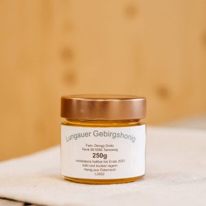 Glas Lungauer Gebirgshonig 250g aus regionaler Produktion im Hofladen Lungau auf Holzuntergrund