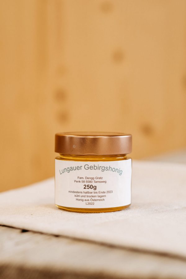 Glas Lungauer Gebirgshonig 250g aus regionaler Produktion im Hofladen Lungau auf Holzuntergrund