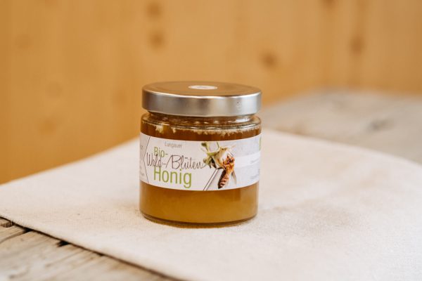 Glas Lungauer Bio Wald-Blütenhonig auf Holz, regionale Spezialität aus nachhaltiger Landwirtschaft