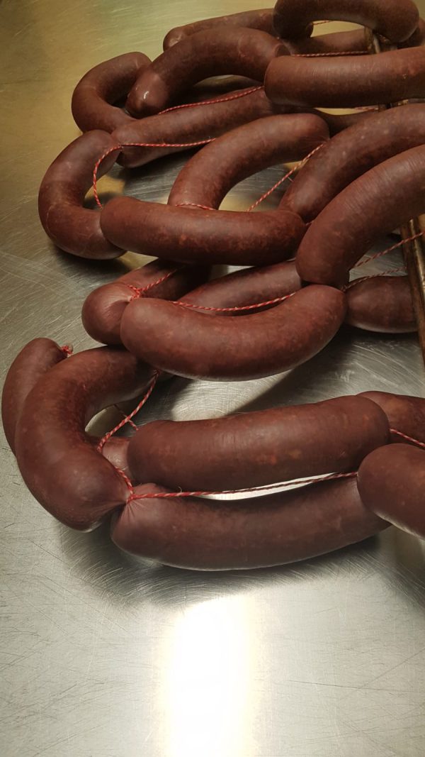 Rohwürste aus regionalem Fleisch auf Edelstahlfläche handwerklich hergestellt