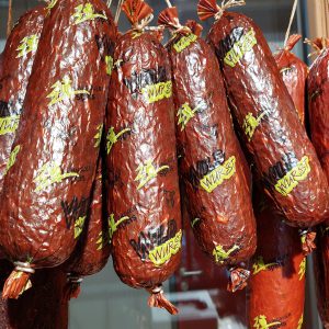 Hausgemachte Wildwürste aus regionaler Produktion hängen in einer Metzgerei im Lungau
