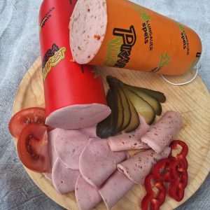 Aufgeschnittene Wurst, Tomaten, Gurken und Paprika auf Holzbrett regionale Fleischspezialitäten