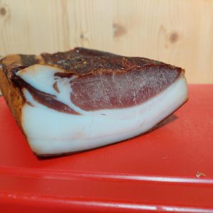 Speck aus dem Lungau mit kräftiger Marmorierung, regionale Spezialität vom bäuerlichen Familienbetrieb