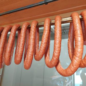 Lungauer Wurst-Spezialitäten hängen frisch im Hofladen zur Reifung, regionale Lebensmittel Lungau