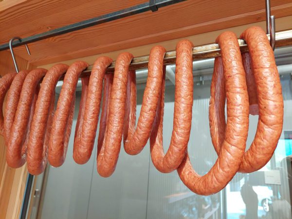 Lungauer Wurst-Spezialitäten hängen frisch im Hofladen zur Reifung, regionale Lebensmittel Lungau